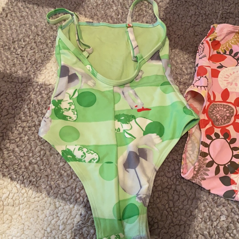 Beautiful swimsuits - Picture 3 of 5
